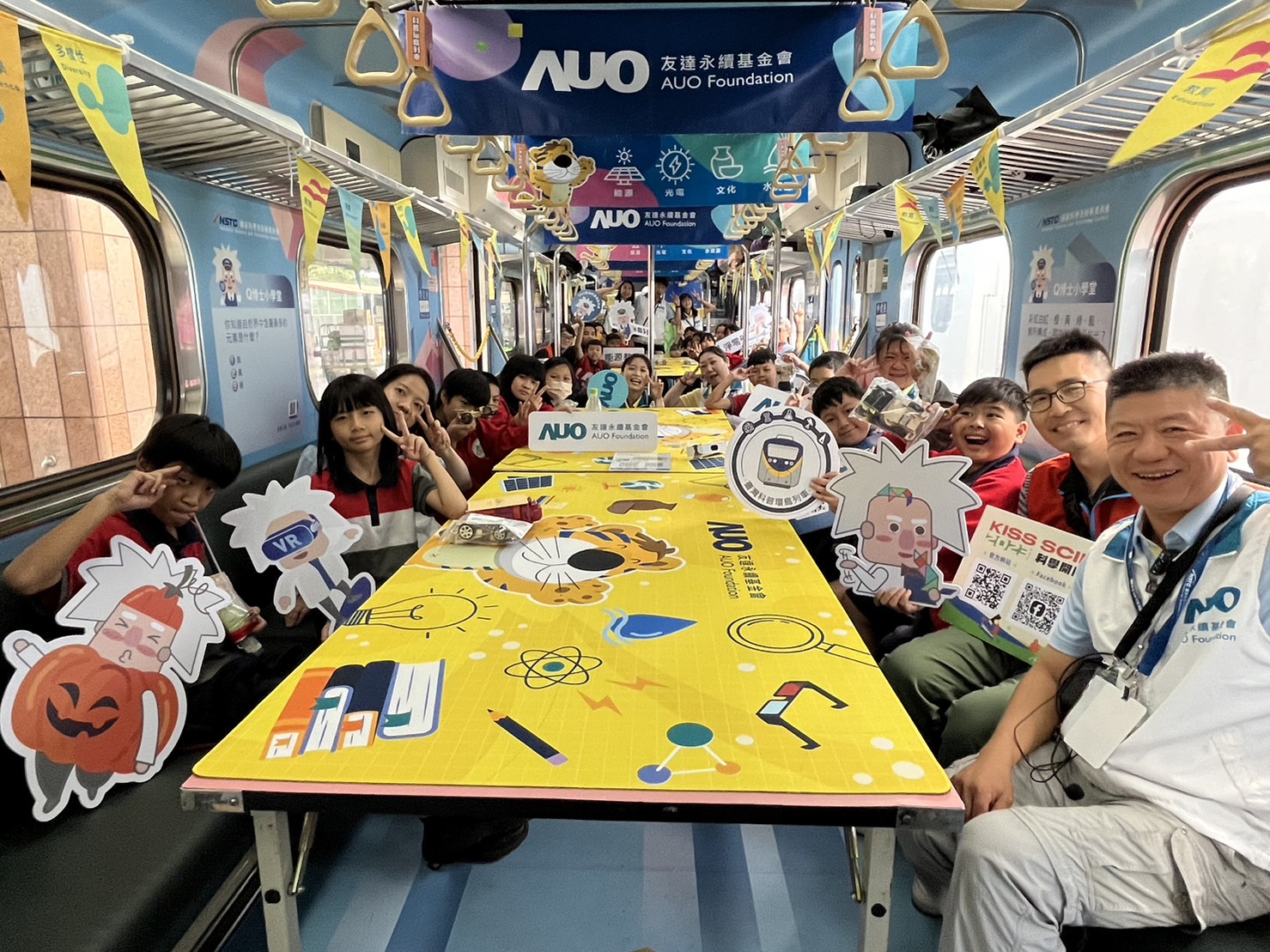 永續基金會參與「臺灣科普環島列車」，設計基礎科學車廂課程，以「淨零碳排和永續能源」為主題，讓學生透過創意實驗認識淨零知識，以及思考生活中的減碳行為