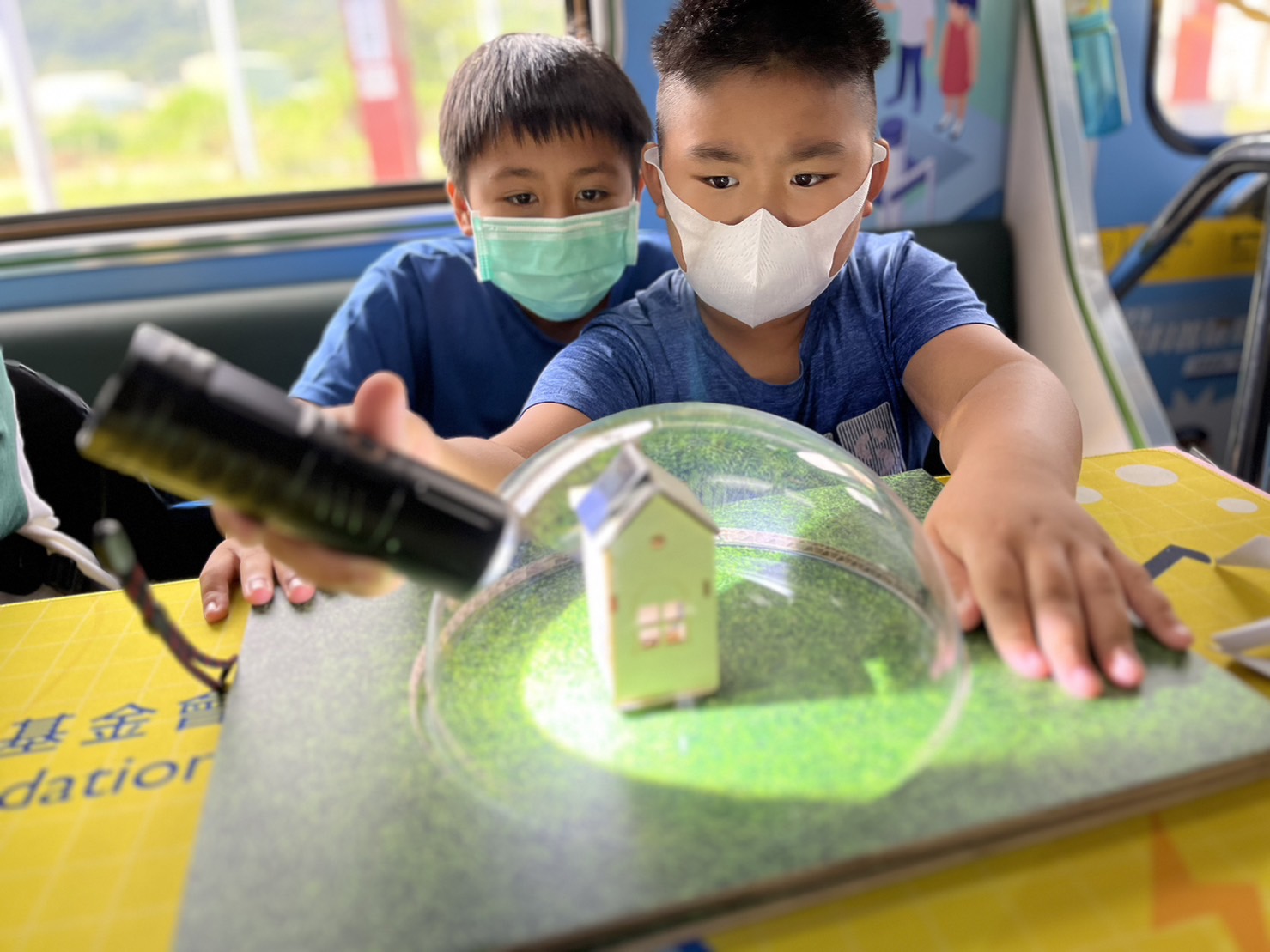 參與基礎科學主題車廂，以STEAM教學精神，設計「逐日科學家」、「太陽能工程師」以及「淨零建築師」三大能源科普課程和實驗