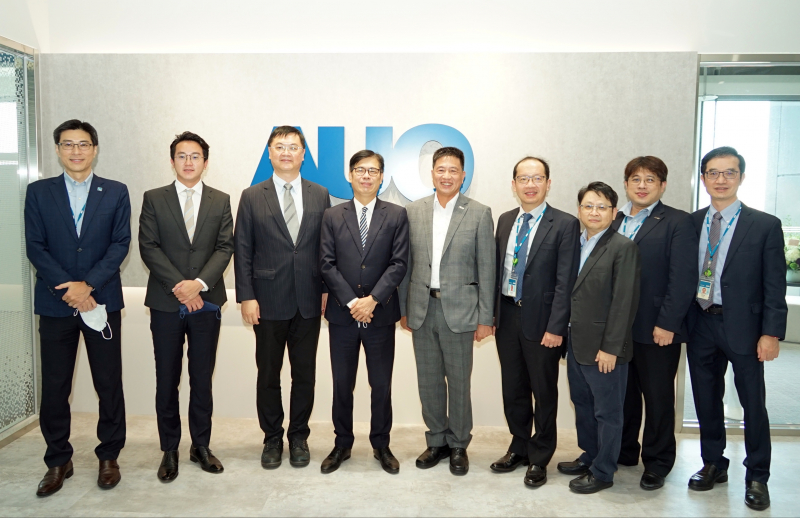 光電前進亞灣成立「AUO解決方案研發中心」，作為多元場域解決方案研發及試驗場域（圖中左為高雄市長陳其邁、圖中右為光電董事長彭双浪）